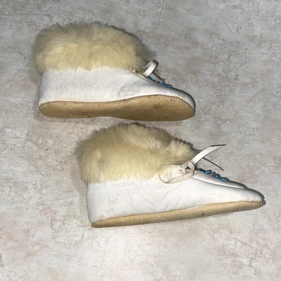 Vintage 1948 Minnehaha Moccasin baby slippers w/ white leather & rabbit fur trim - Picture 9 of 11